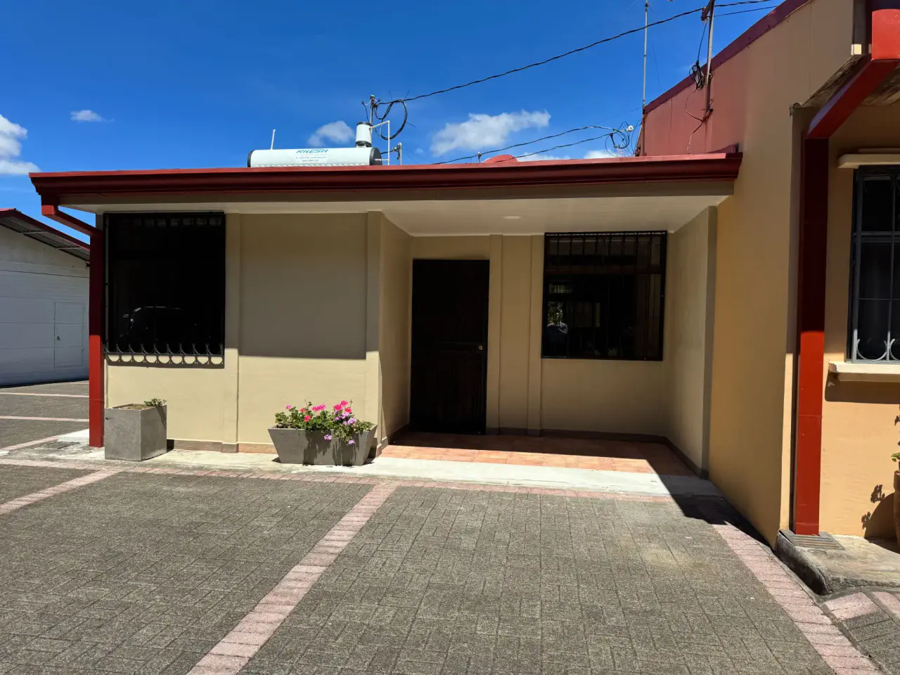 Rent / Versatile Residence with Expansive Grounds and Mountain Views - 3
