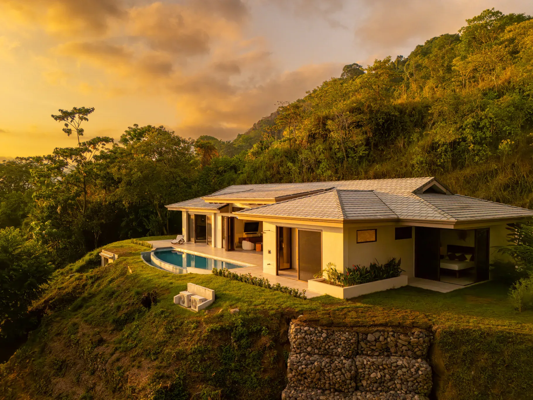 CASA CON VISTA AL MAR AL ATARDECER EN OJOCHAL, COSTA RICA – CASA TRANQUILIDAD - main