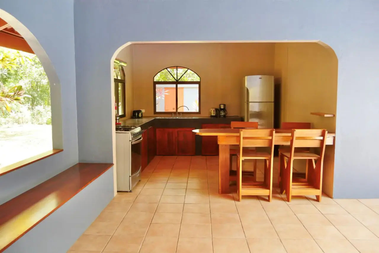 Encantadora casa de 2 dormitorios con piscina y ambiente Pura Vida en San Isidro Santa Teresa - 5