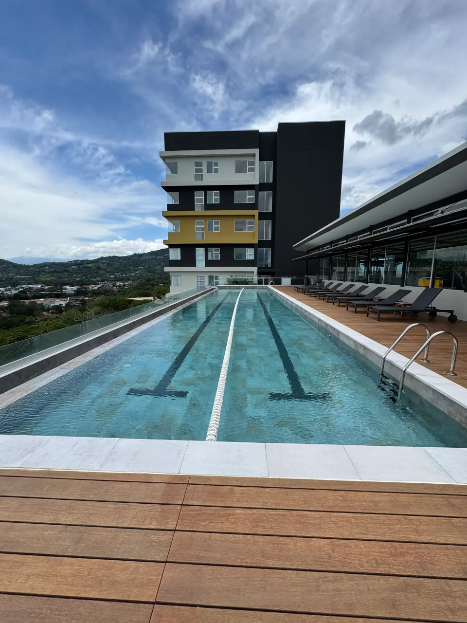Appartement moderne entièrement meublé d'une chambre avec piscine sur le toit et vues panoramiques à Santa Ana - 1