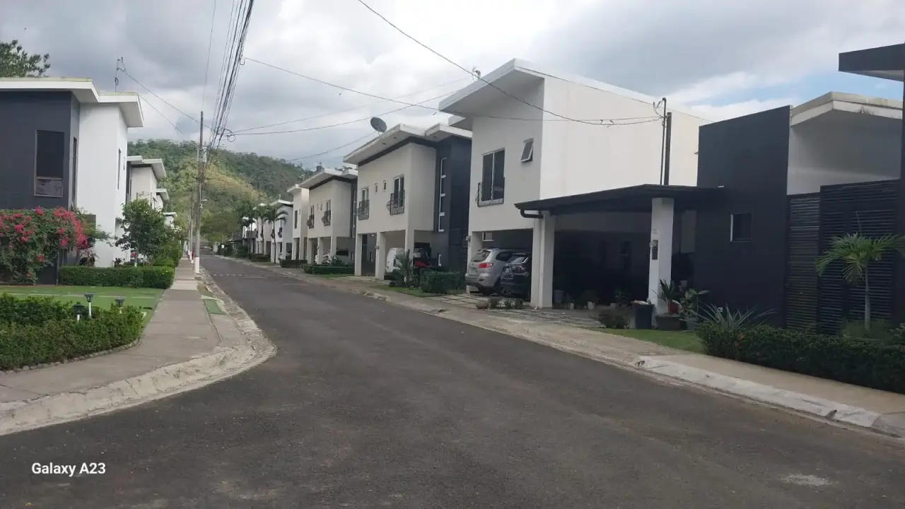 Construya la casa de sus sueños: Lote privilegiado en la comunidad cerrada Hacienda Verde, Jacó, Costa Rica - 2