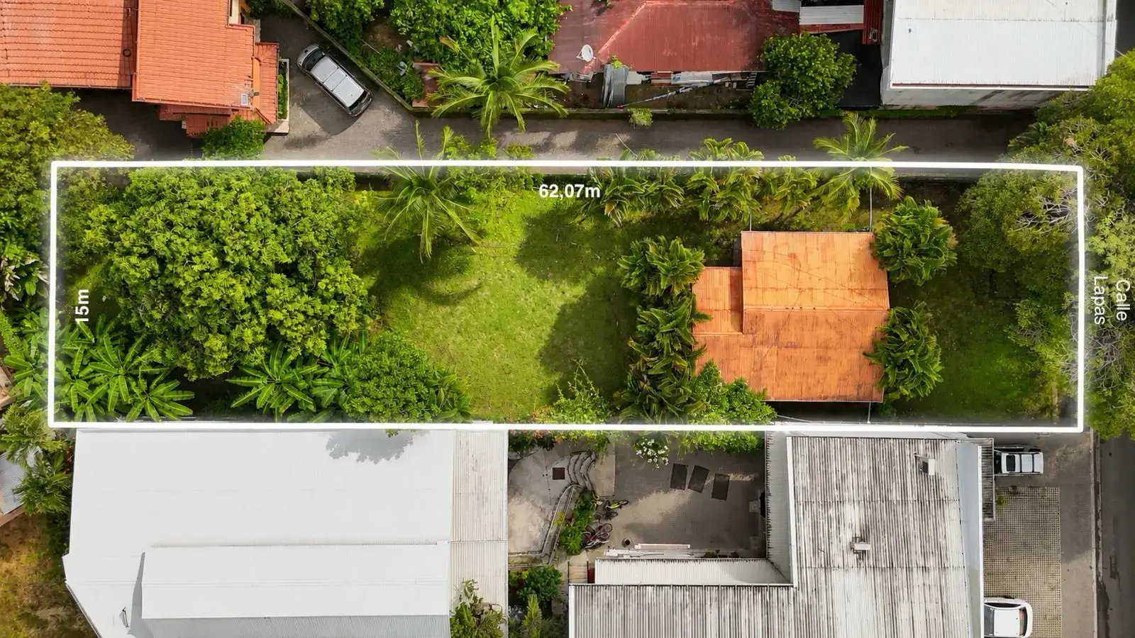 Terrain de 931 m² à vendre sur une route commerciale principale à Jacó | Opportunité d'investissement - main
