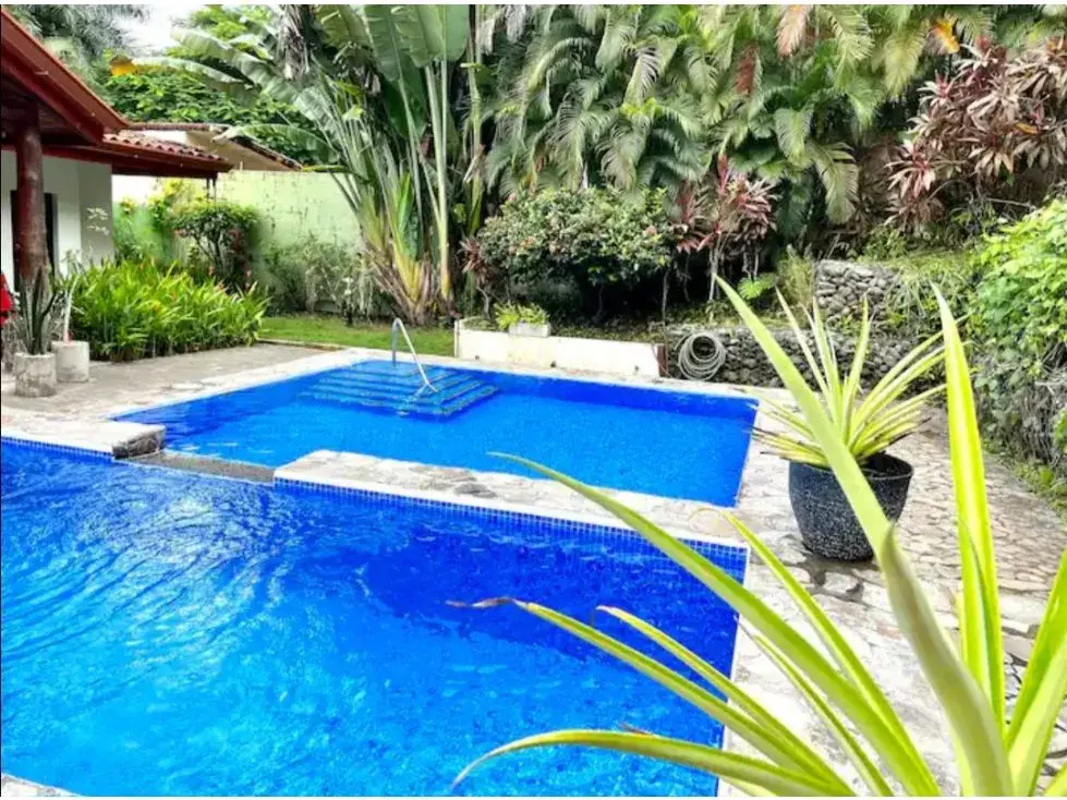 Charming 3-Bedroom House With An Incredible Pool - 3