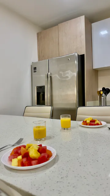 Apartamento de Lujo en Herradura: 2 Habitaciones, Balcón y Acceso a Piscina