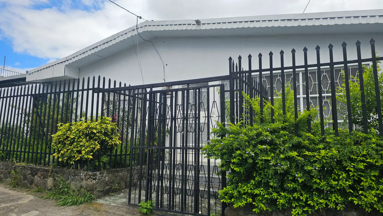 Encantadora Casa de 3 Habitaciones en Desamparados, San José con Patio y Jardín - 2