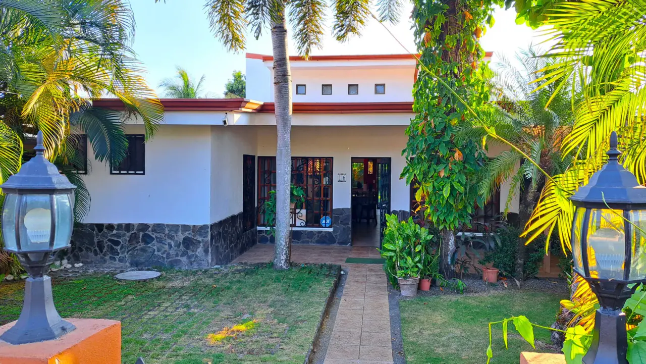 4-bedroom Detached Home with large Backyard near downtown Jacó - 4