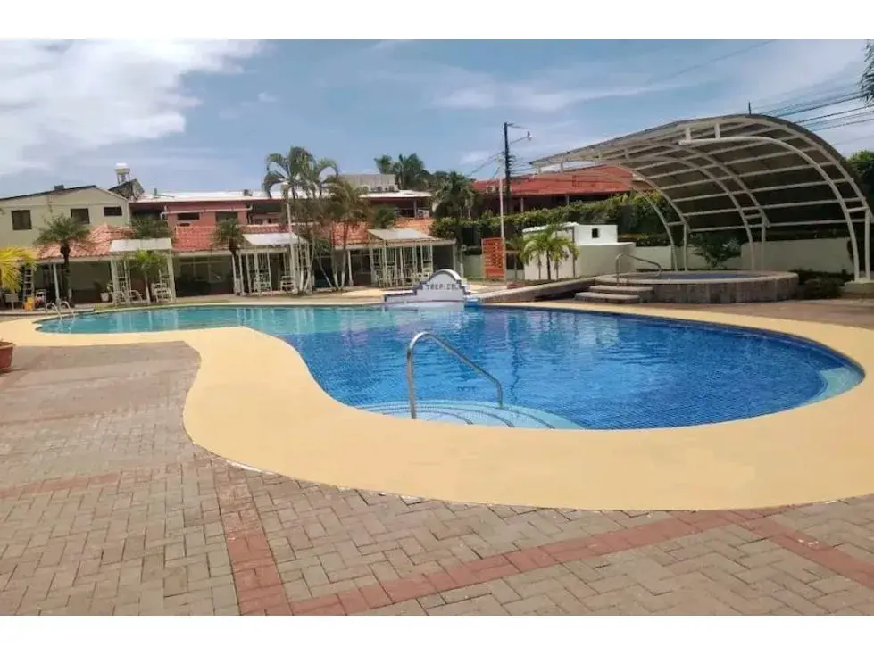 Condominio Tropical en Playa Jaco - Muy Cerca de Comercios y la Playa - 2