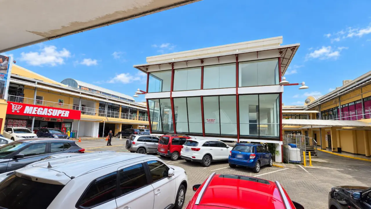 Local comercial en venta con contrato de arrendamiento vigente en Plaza Coral, Jacó centro - 3