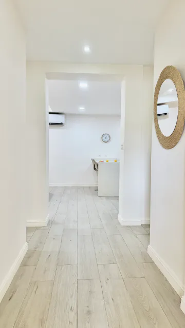 Apartamento de Lujo en Herradura: 2 Habitaciones, Balcón y Acceso a Piscina