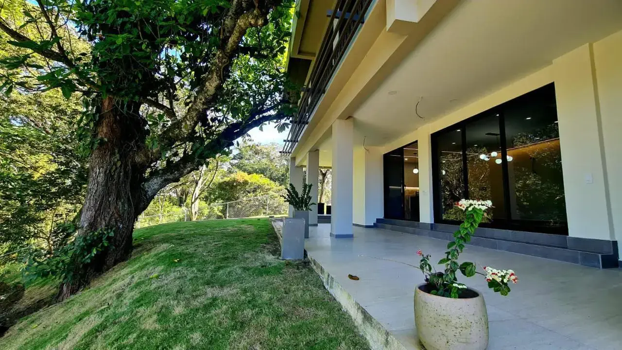 Modern Luxury 4-Bedroom Home in Guácima Gated Community - 1