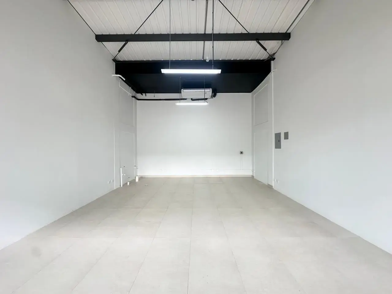 Espacio comercial/de oficinas completamente nuevo en una ubicación privilegiada de Jacó. - 4