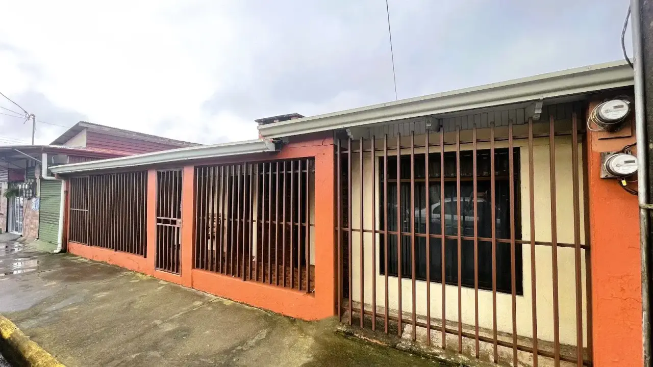 HOME WITH COMMERCIAL POTENTIAL IN SAN RAMÓN, ALAJUELA - 1