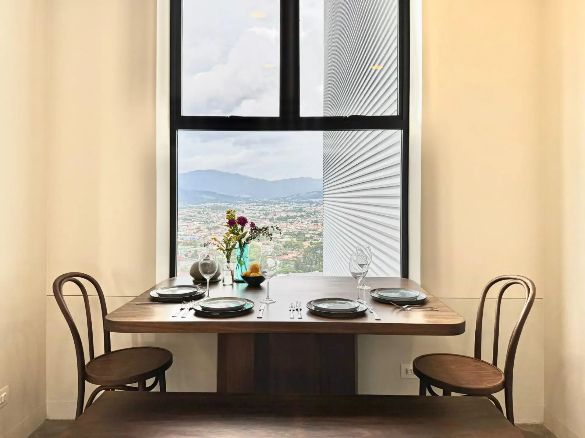 Moderno apartamento de 2 dormitorios con vistas panorámicas a la ciudad y a la montaña en San José - main