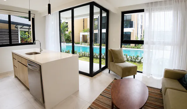 VENTA / Moderno Apartamento en Jacó con Piscina (y otras amenidades), muy cerca de la Playa