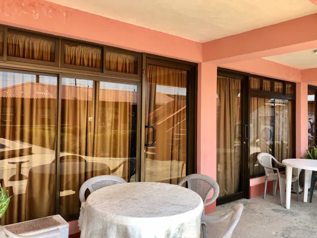 À VENDRE / Hôtel en bord de mer à El Cocal, Puntarenas : 24 chambres, piscine et stationnement