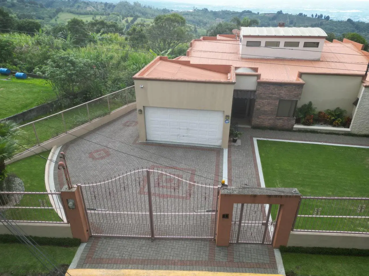 An Extraordinary Home in Naranjo: Nature, Space, and Charming Details - 4