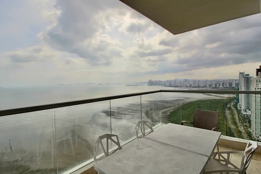 Luxury Apartment with Panoramic Ocean and City Skyline Views - 4