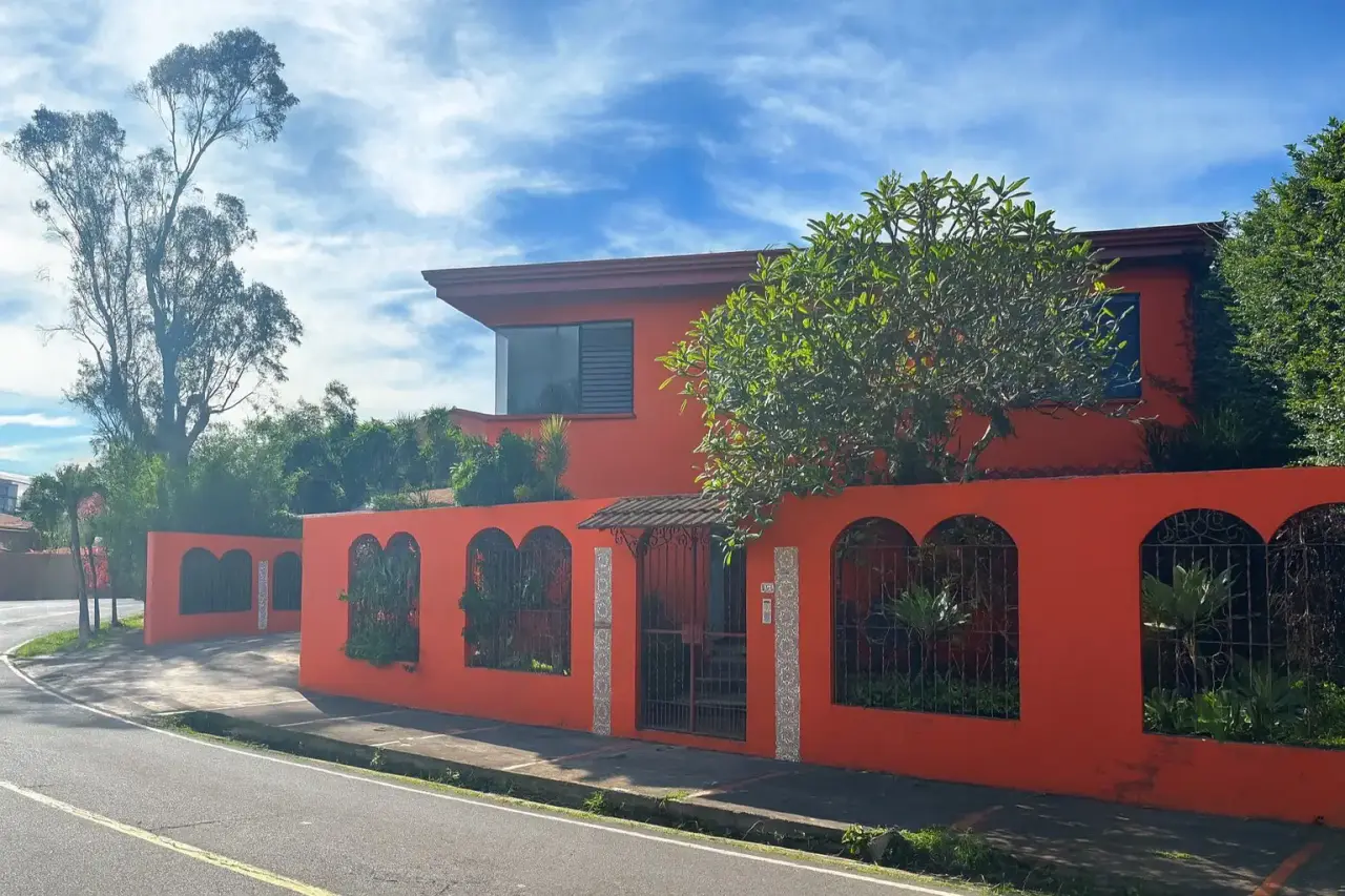 Sale / Lot with Two Houses to remodel, Los Laureles Residential, San Rafael, Escazu, San Jose - 1