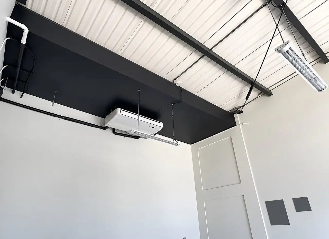 VENTA / Local Comercial Moderno en Jacó con Fachada de Cristal y Parqueo Exclusivo - 2