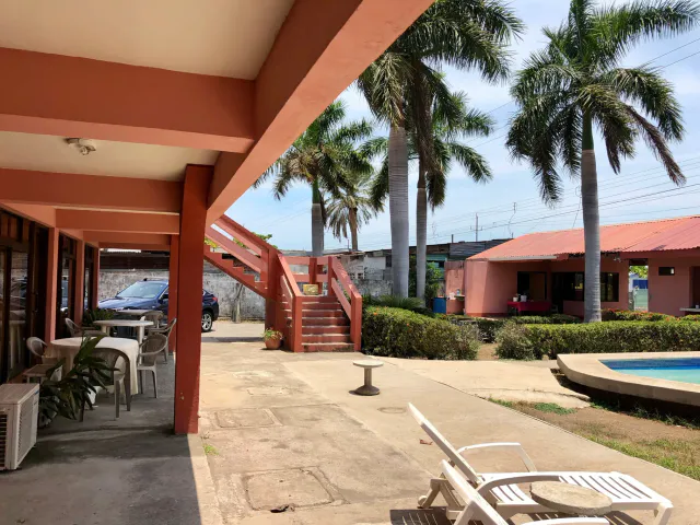 À VENDRE / Hôtel en bord de mer à El Cocal, Puntarenas : 24 chambres, piscine et stationnement