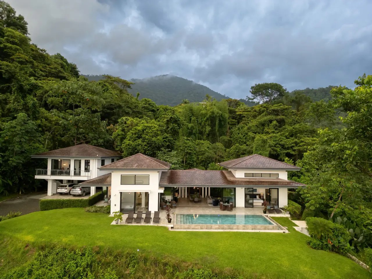 ELEGANTE CASA CON VISTA AL MAR Y A LA SELVA EN OJOCHAL, COSTA RICA - 2