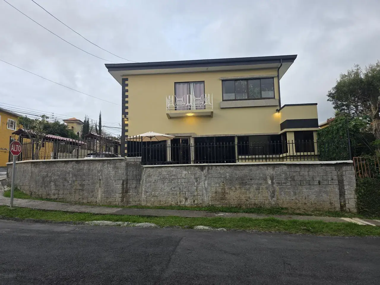 Élégante maison familiale avec grand patio et vues verdoyantes à San Ramón de La Unión - 2