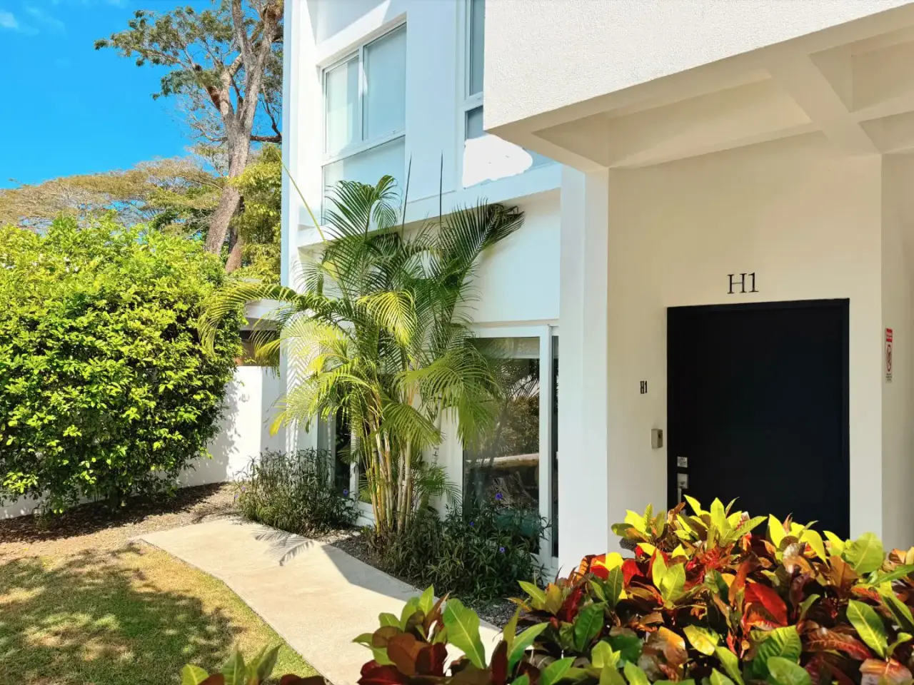 Modern 2-Bed Jacó Apartment for Rent with Pools & Playground - 2
