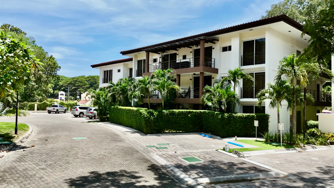 Apartamento de Lujo en Herradura: 2 Habitaciones, Balcón y Acceso a Piscina - 2