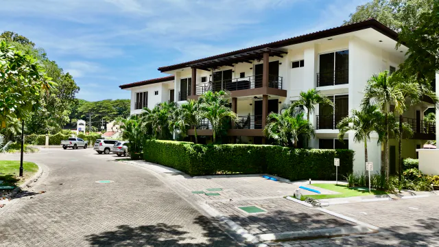 Apartamento de Lujo en Herradura: 2 Habitaciones, Balcón y Acceso a Piscina