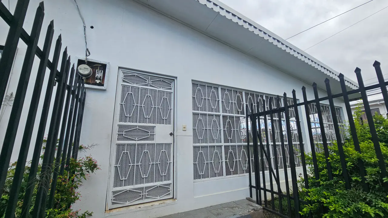 Encantadora Casa de 3 Habitaciones en Desamparados, San José con Patio y Jardín - 1