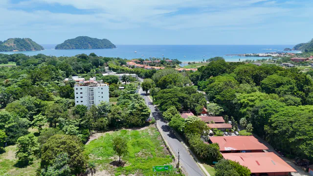 Apartamento de Lujo en Herradura: 2 Habitaciones, Balcón y Acceso a Piscina