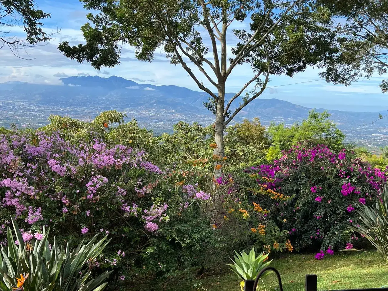 Hillside House with breathtaking Panoramic Valley Views in Santa Bárbara, Heredia - 3