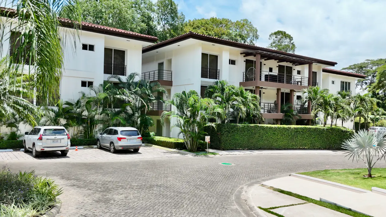 Apartamento de Lujo en Herradura: 2 Habitaciones, Balcón y Acceso a Piscina - 4