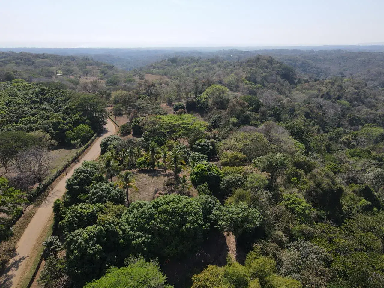 Terreno Exclusivo con Río y Bosque en Garabito: Su Santuario Privado en Costa Rica - 1