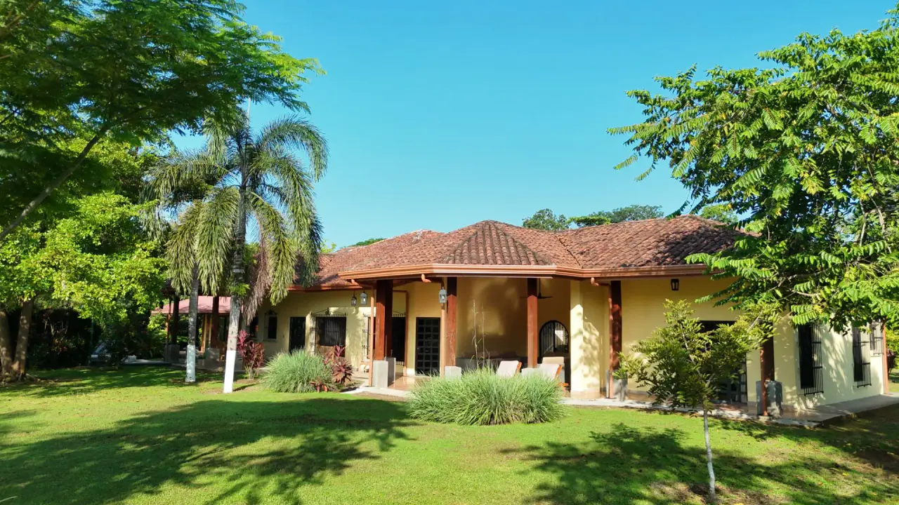 Luxury Estate home Private Lake, Lush Garden, and Prime Location Just 1 km from the Esterillos Beach - 2
