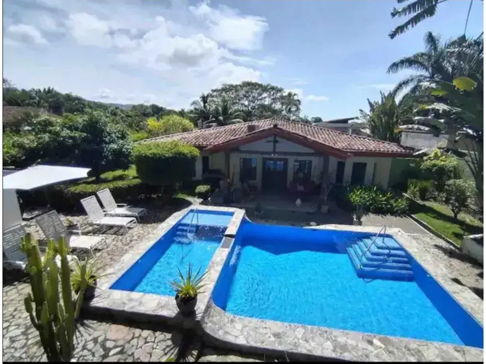 Charming 3-Bedroom House With An Incredible Pool - 1