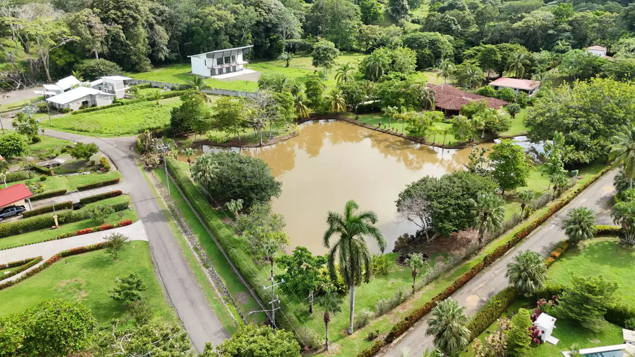 Luxury Estate home Private Lake, Lush Garden, and Prime Location Just 1 km from the Esterillos Beach - 5