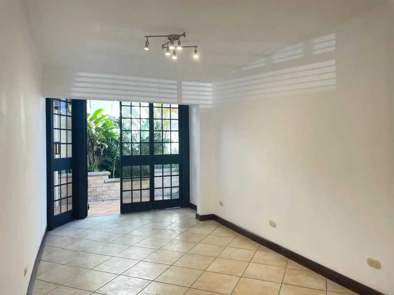 Charming 3-Bed House for Rent in Gated Community - 1