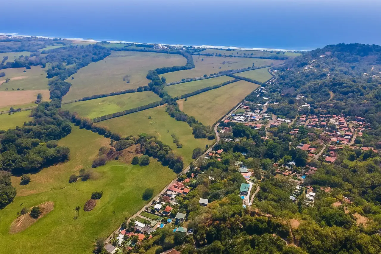 Terrain avec piscine privée à Hermosa, Puntarenas : une oasis de détente et de nature - 4