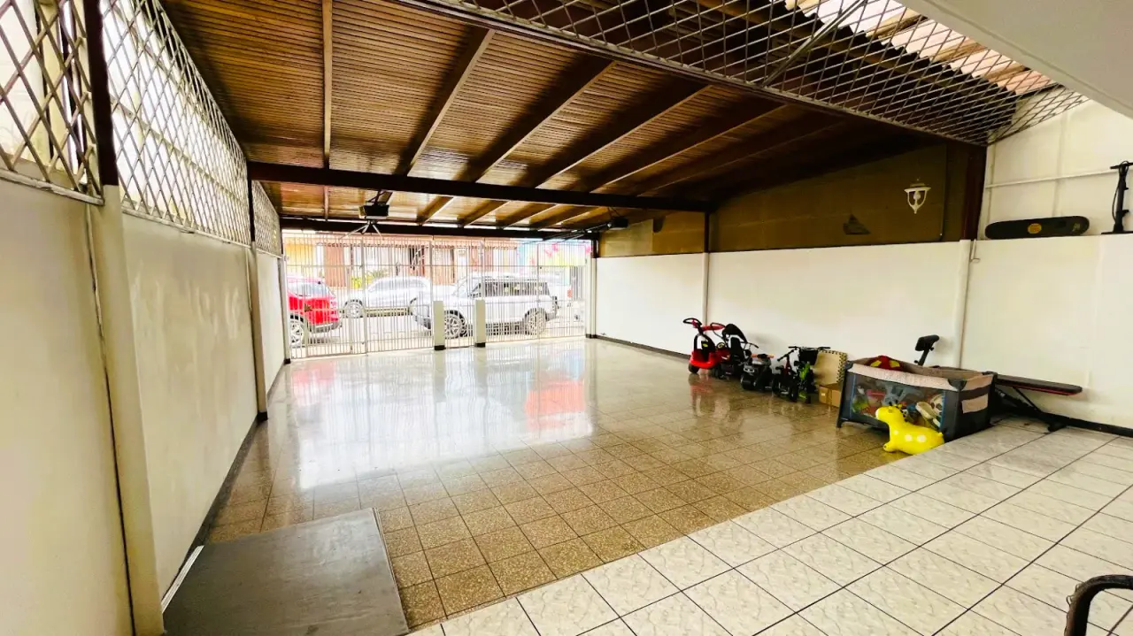 EXCELLENTE OPPORTUNITÉ D'INVESTISSEMENT AVEC POTENTIEL COMMERCIAL - 4