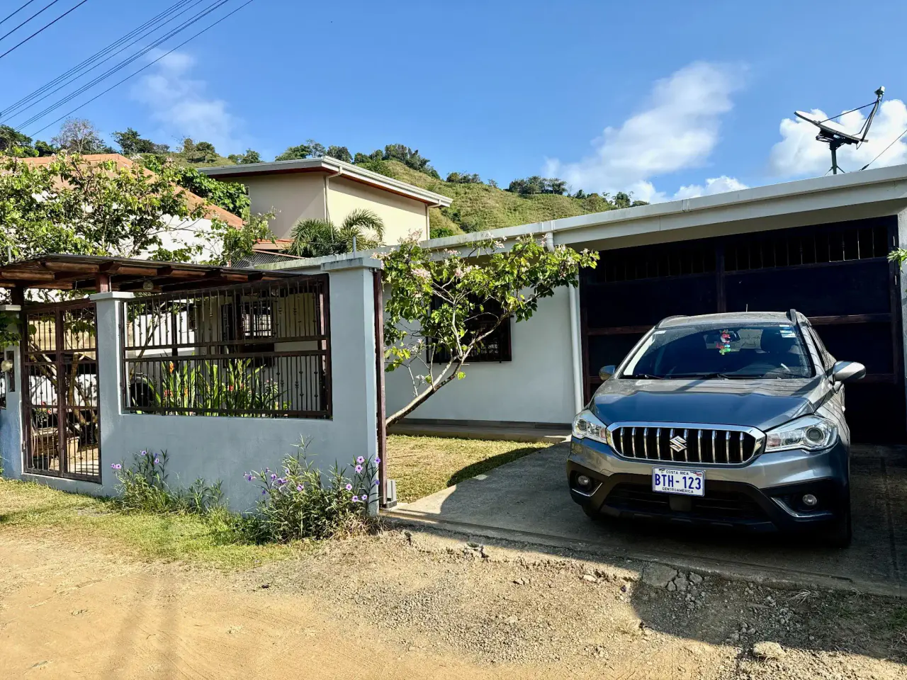 Hermosa casa en Las Monas en Jaco - 1
