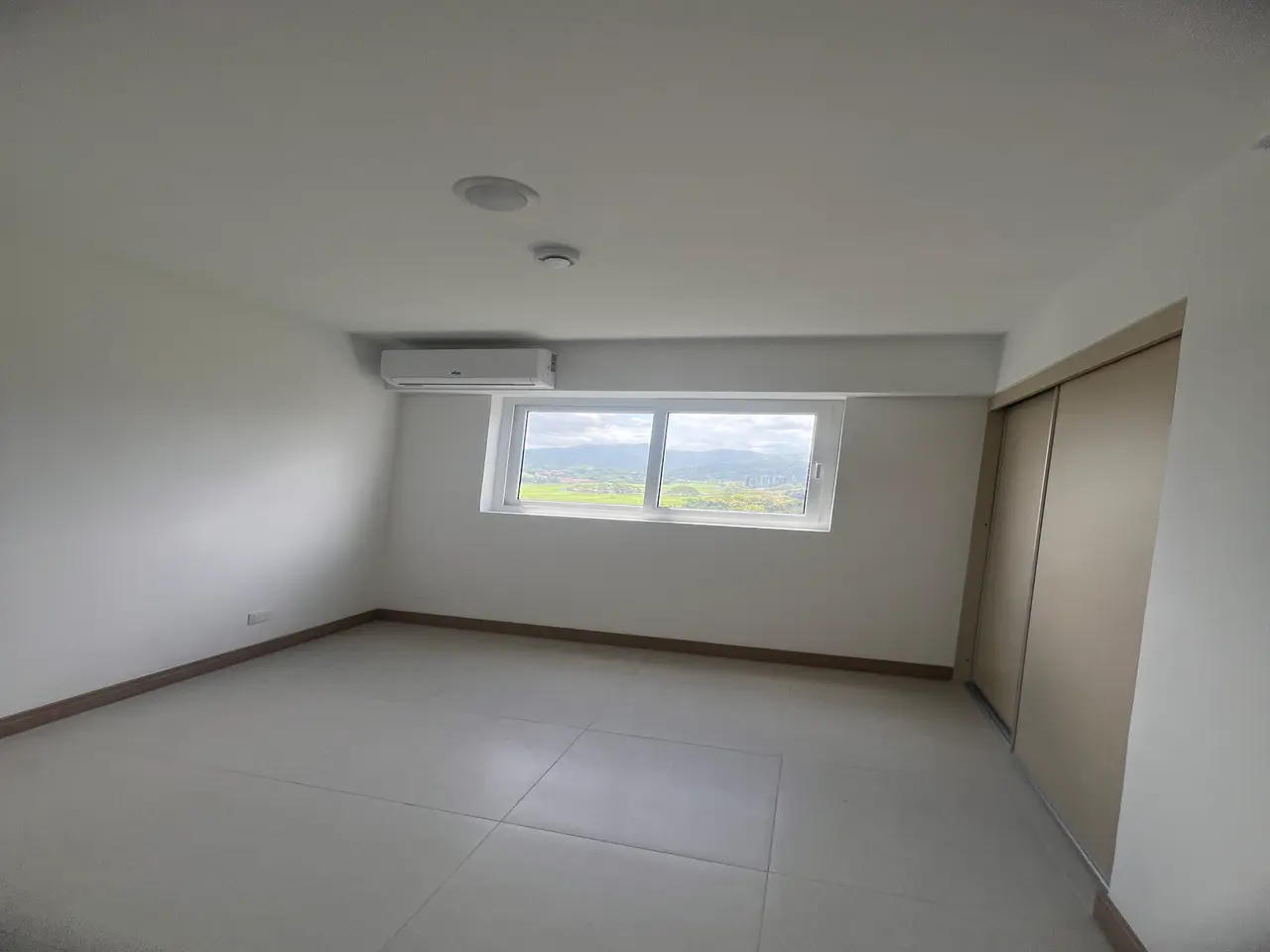 Elegante Apartamento de 3 Dormitorios en Jacó con Balcón y Vistas Verdes - 2