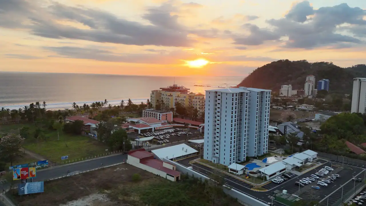 Jacó Luxury Awaits: Brand New 3-BR Condo Mountain Views & with Ocean - 1