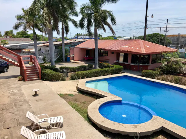 À VENDRE / Hôtel en bord de mer à El Cocal, Puntarenas : 24 chambres, piscine et stationnement