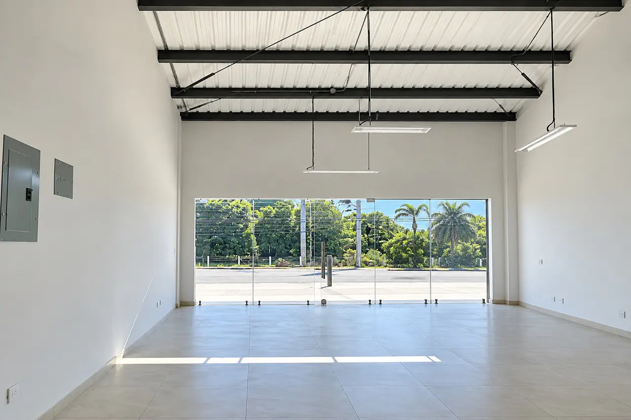 VENTA / Local Comercial Moderno en Jacó con Fachada de Cristal y Parqueo Exclusivo - 4