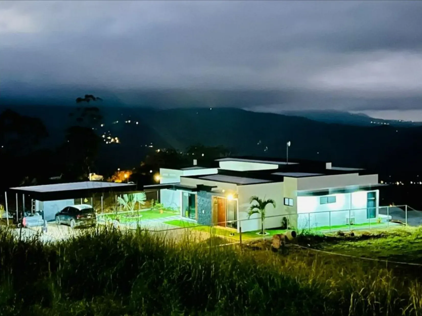 MODERN & ELEGANT HOUSE WITH CITY VIEW IN PEREZ ZELEDON, COSTA RICA - main