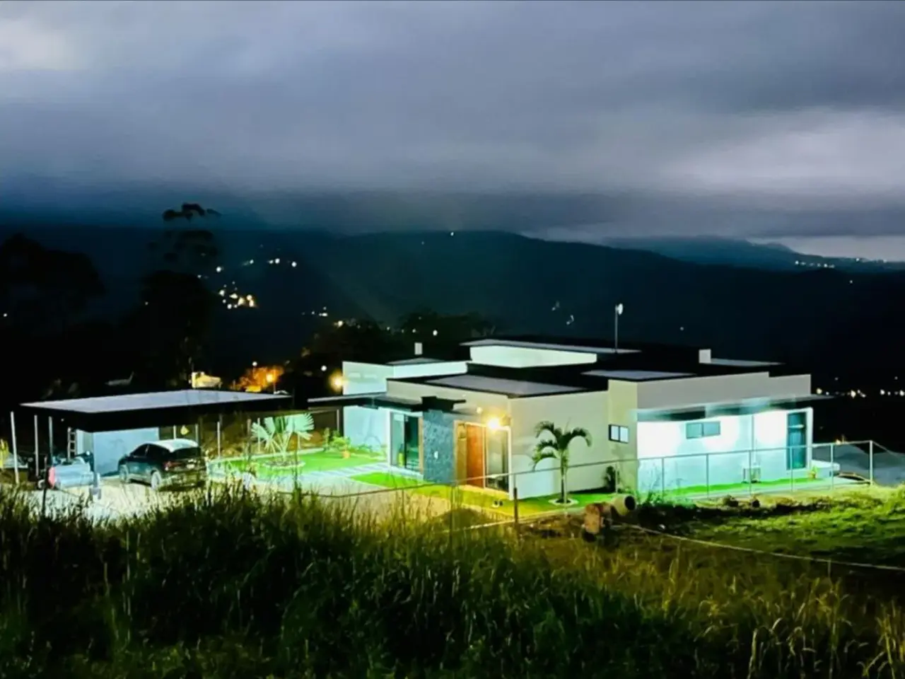 MODERN & ELEGANT HOUSE WITH CITY VIEW IN PEREZ ZELEDON, COSTA RICA - 1