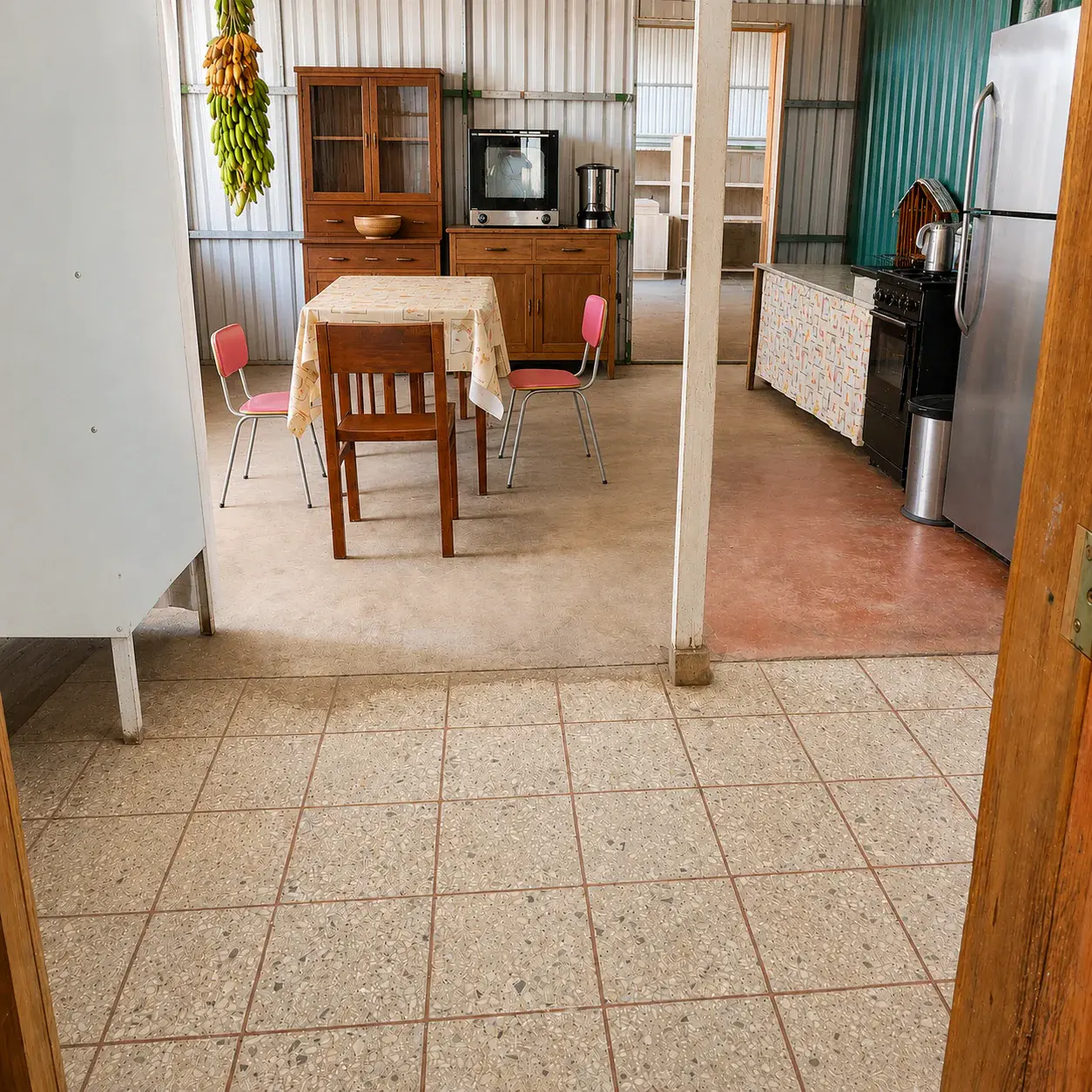 SAN SEBASTIAN SE VENDE Casa de 2 Hab. con Lote Grande y Taller - 4