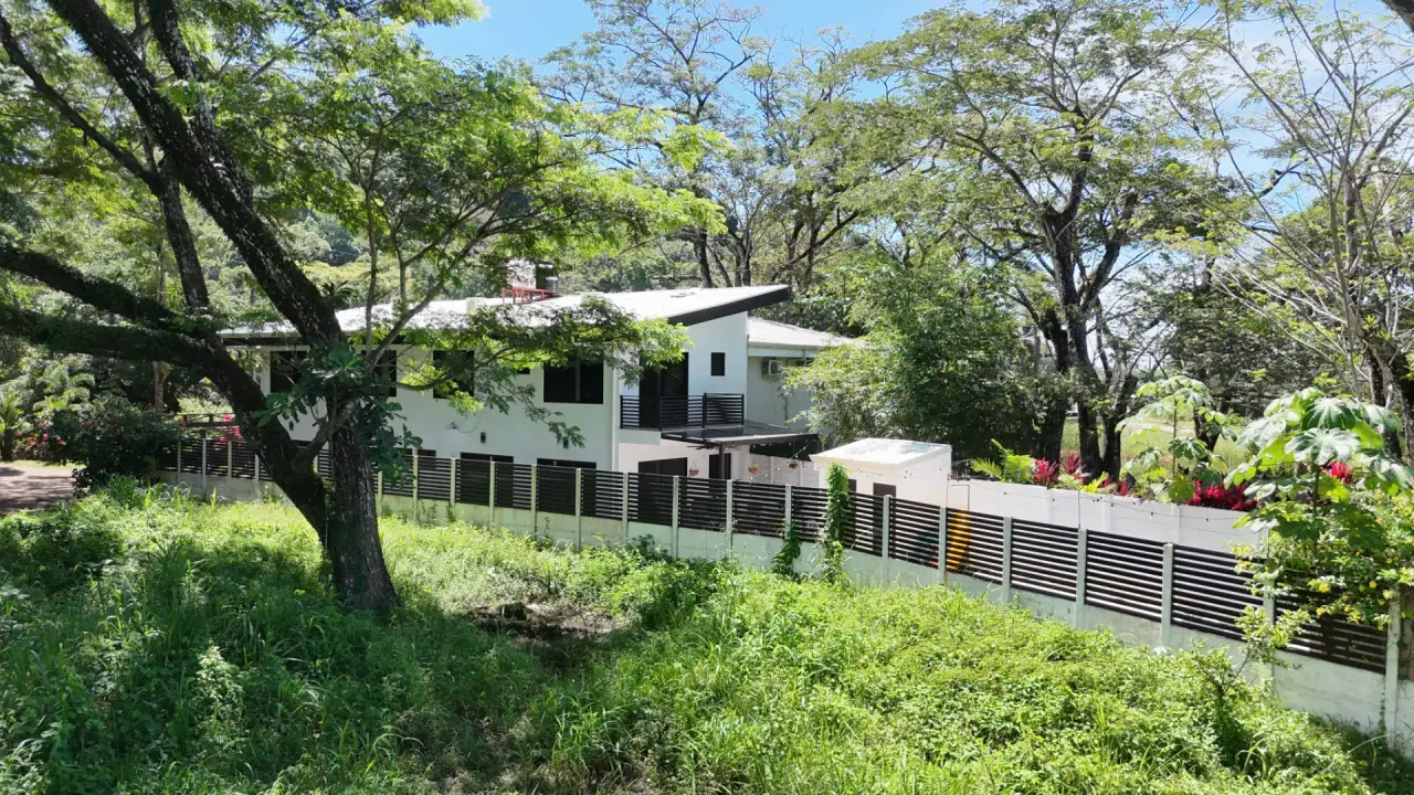 Luxury 4-Bedroom Home with Mountain Views in Playa Hermosa - 1