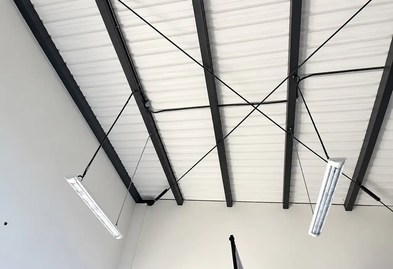 VENTA / Local Comercial Moderno en Jacó con Fachada de Cristal y Parqueo Exclusivo - 3
